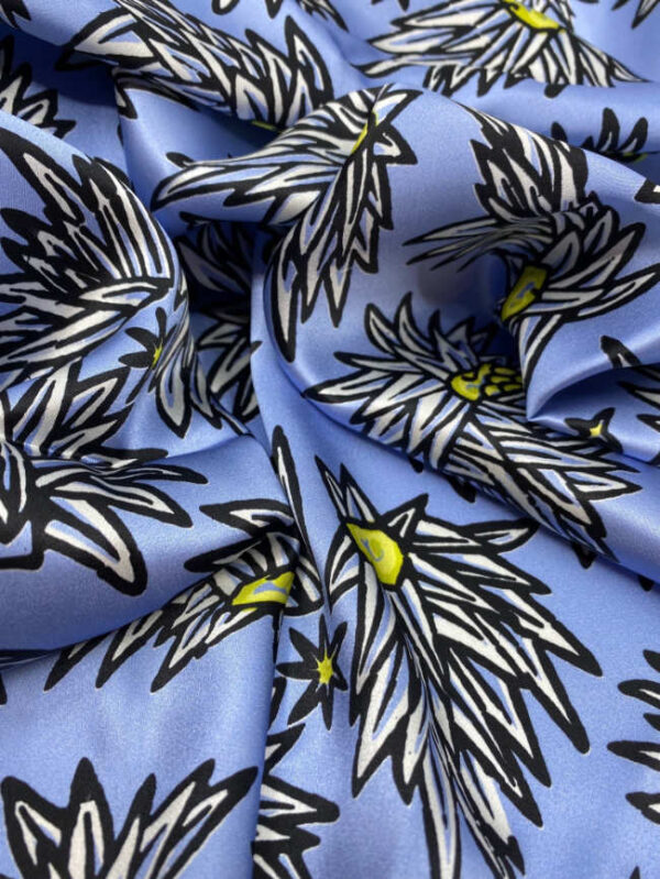 Seidensatin, Blumenprint, hellblau – Bild 3